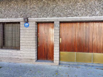 VENTA CASA 3 AMB COCHERA TERRAZA Y DEPEND LINIERS