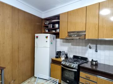 VENTA CASA 3 AMB COCHERA TERRAZA Y DEPEND LINIERS
