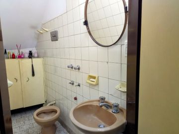VENTA CASA 3 AMB COCHERA TERRAZA Y DEPEND LINIERS