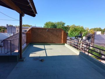 VENTA CASA 3 AMB COCHERA TERRAZA Y DEPEND LINIERS