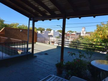 VENTA CASA 3 AMB COCHERA TERRAZA Y DEPEND LINIERS