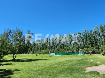 CASA QUINTA CON FRENTE DE RUTA 151 km 9,3