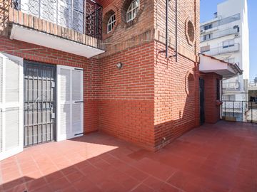 CASA 4 AMBIENTES COCHERA JARDÍN TERRAZA BOEDO