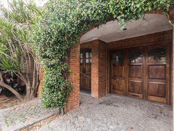 CASA EN VENTA 5 AMB -PARQUE - PILETA- APTO CREDITO