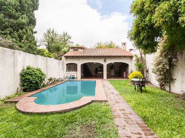 CASA EN VENTA 5 AMB -PARQUE - PILETA- APTO CREDITO