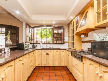 CASA EN VENTA 5 AMB -PARQUE - PILETA- APTO CREDITO
