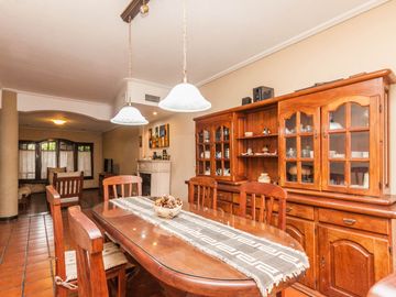 CASA EN VENTA 5 AMB -PARQUE - PILETA- APTO CREDITO