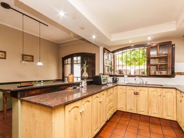 CASA EN VENTA 5 AMB -PARQUE - PILETA- APTO CREDITO