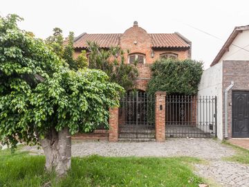 CASA EN VENTA 5 AMB -PARQUE - PILETA- APTO CREDITO