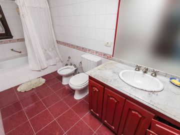 CASA EN VENTA 5 AMB -PARQUE - PILETA- APTO CREDITO