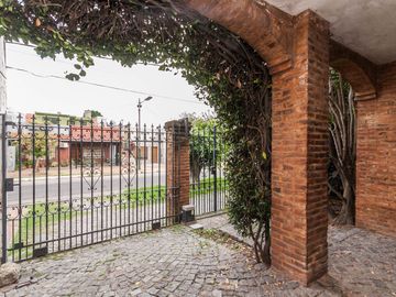 CASA EN VENTA 5 AMB -PARQUE - PILETA- APTO CREDITO