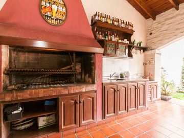 CASA EN VENTA 5 AMB -PARQUE - PILETA- APTO CREDITO