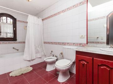 CASA EN VENTA 5 AMB -PARQUE - PILETA- APTO CREDITO