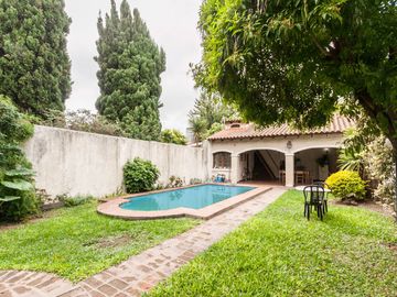 CASA EN VENTA 5 AMB -PARQUE - PILETA- APTO CREDITO