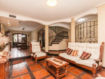 CASA EN VENTA 5 AMB -PARQUE - PILETA- APTO CREDITO