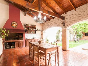 CASA EN VENTA 5 AMB -PARQUE - PILETA- APTO CREDITO