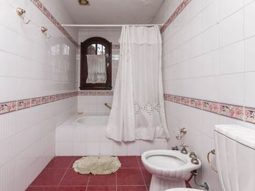 CASA EN VENTA 5 AMB -PARQUE - PILETA- APTO CREDITO