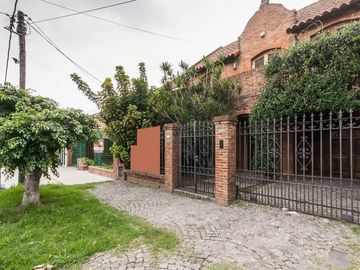 CASA EN VENTA 5 AMB -PARQUE - PILETA- APTO CREDITO