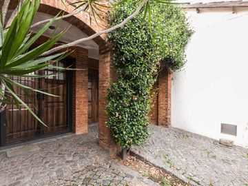 CASA EN VENTA 5 AMB -PARQUE - PILETA- APTO CREDITO