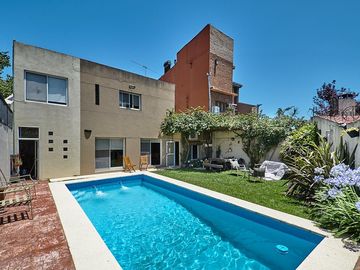 VENTA CASA 4 AMBIENTES C/PISCINA. FINANCIA/PERMUTA