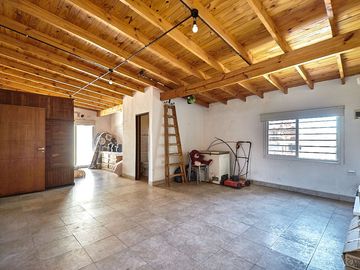 VENTA CASA 4 AMBIENTES C/PISCINA. FINANCIA/PERMUTA