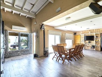 VENTA CASA 4 AMBIENTES C/PISCINA. FINANCIA/PERMUTA