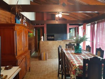 CASA 4 AMB EN VENTA BÉCCAR CON JARDÍN Y QUINCHO