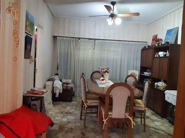 CASA 4 AMB EN VENTA BÉCCAR CON JARDÍN Y QUINCHO