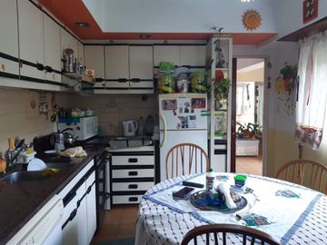 CASA 4 AMB EN VENTA BÉCCAR CON JARDÍN Y QUINCHO