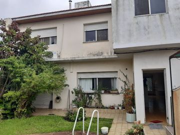 CASA 4 AMB EN VENTA BÉCCAR CON JARDÍN Y QUINCHO