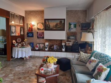 CASA 4 AMB EN VENTA BÉCCAR CON JARDÍN Y QUINCHO