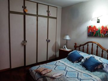 CASA 4 AMB EN VENTA BÉCCAR CON JARDÍN Y QUINCHO