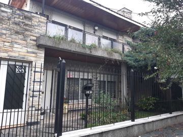 CASA 4 AMB EN VENTA BÉCCAR CON JARDÍN Y QUINCHO