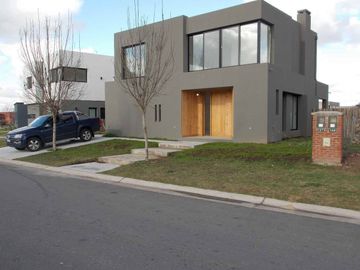 Casa a estrenar Barrio Privado Sto. Tomas, Pilar