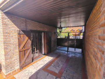 CASA 4 DORM 4 BAÑOS PISCINA FONDO LOTE 10 X 43
