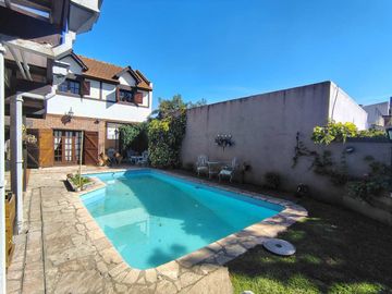 CASA 4 DORM 4 BAÑOS PISCINA FONDO LOTE 10 X 43