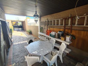 CASA 4 DORM 4 BAÑOS PISCINA FONDO LOTE 10 X 43