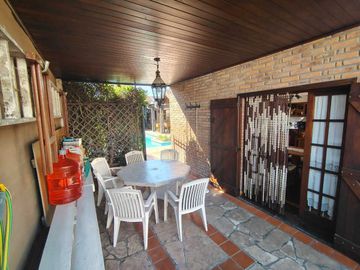 CASA 4 DORM 4 BAÑOS PISCINA FONDO LOTE 10 X 43
