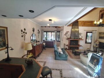 CASA 4 DORM 4 BAÑOS PISCINA FONDO LOTE 10 X 43