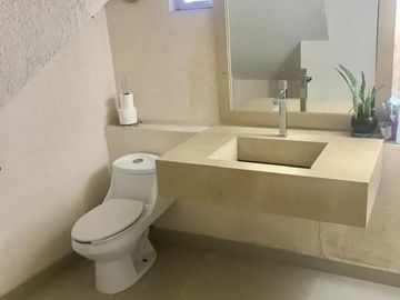 Portones de Gran Jardín, Magnifica residencia ubicada en calle cerrada