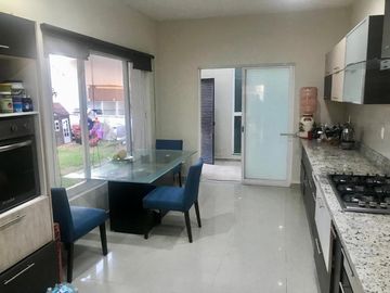Portones de Gran Jardín, Magnifica residencia ubicada en calle cerrada