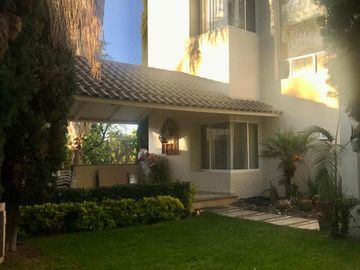 Portones de Gran Jardín, Magnifica residencia ubicada en calle cerrada