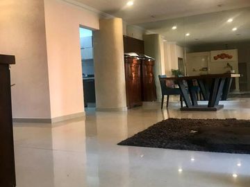 Portones de Gran Jardín, Magnifica residencia ubicada en calle cerrada