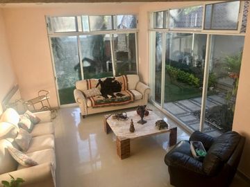 Portones de Gran Jardín, Magnifica residencia ubicada en calle cerrada
