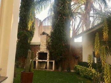 Portones de Gran Jardín, Magnifica residencia ubicada en calle cerrada