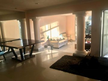 Portones de Gran Jardín, Magnifica residencia ubicada en calle cerrada