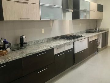Portones de Gran Jardín, Magnifica residencia ubicada en calle cerrada