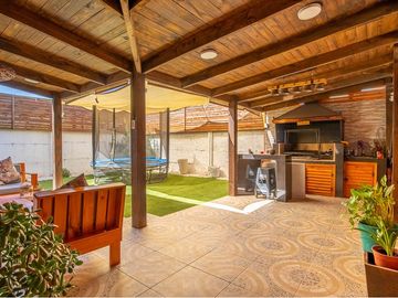 Hermosa casa en venta Cond Prados de Buin