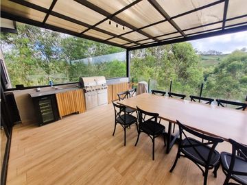 Casa en venta de dos niveles en El Peñol - La Cristalina