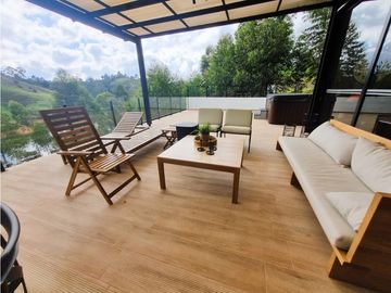 Casa en venta de dos niveles en El Peñol - La Cristalina